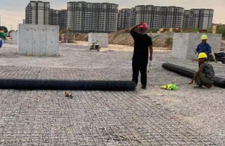 毛阳镇土工格栅铺设前地基要怎么处理？